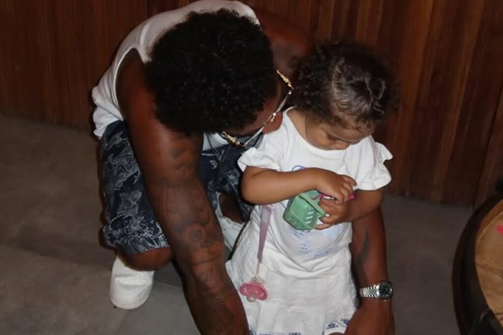“esta-mal”,-desabafa-mc-davi-apos-filha-tomar-leite-contaminado.-video