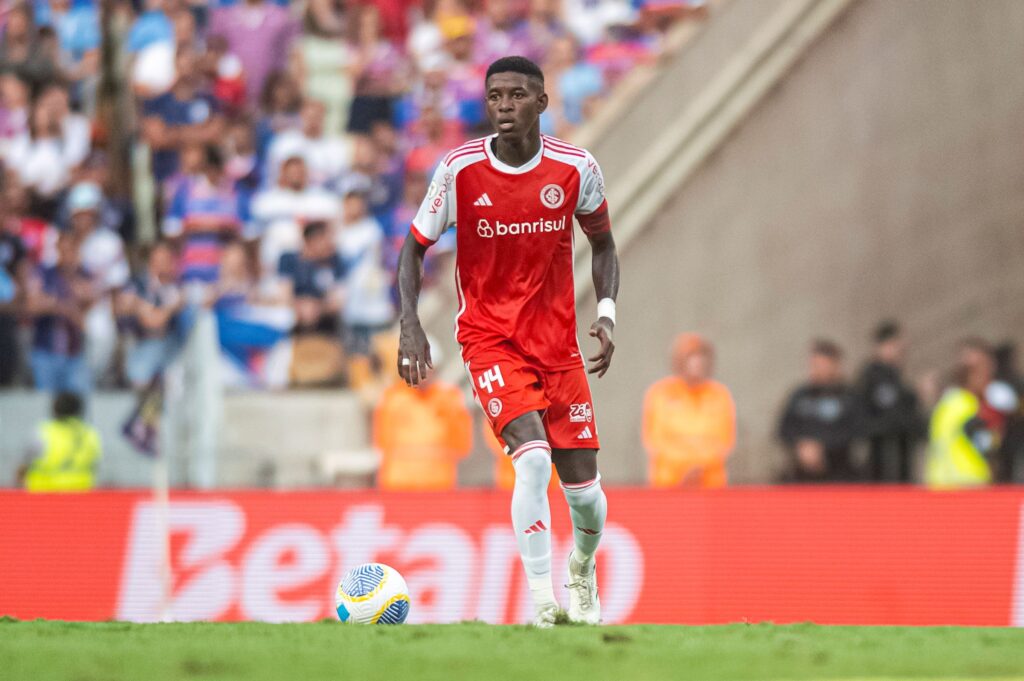 flamengo-anuncia-contratacao-do-zagueiro-vitao.-saiba-detalhes