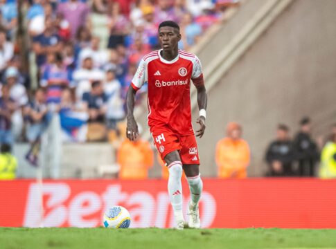 flamengo-anuncia-contratacao-do-zagueiro-vitao.-saiba-detalhes