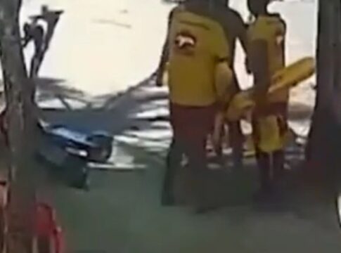 camera-flagra-pancadaria-entre-banhistas-e-salva-vidas-apos-discussao.-video