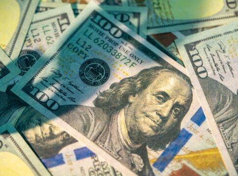 dolar-cai-a-r$-5,36-e-bolsa-sobe-com-mercosul-ue,-“payroll”-e-inflacao