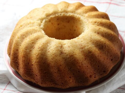 bolo-de-manteiga:-apenas-6-ingredientes-e-sabor-que-“gruda”-na-memoria