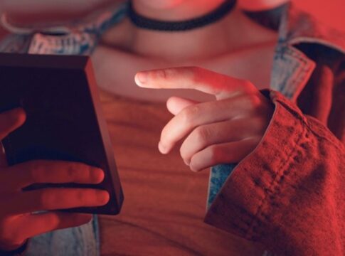 menina-e-espancada-pela-mae-por-olhar-celular-enquanto-lavava-louca