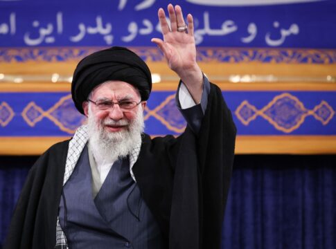 protestos-violentos-se-espalham-pelo-ira-e-deixam-khamenei-sob-pressao