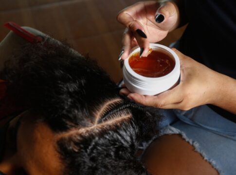 anvisa-faz-alerta-sobre-uso-seguro-de-pomadas-e-pastas-para-o-cabelo