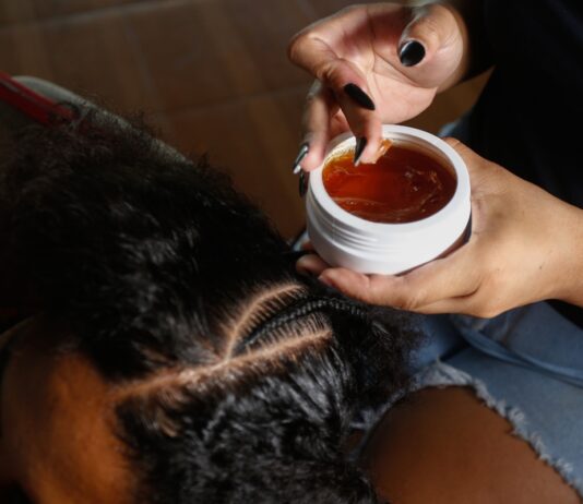 anvisa-faz-alerta-sobre-uso-seguro-de-pomadas-e-pastas-para-o-cabelo