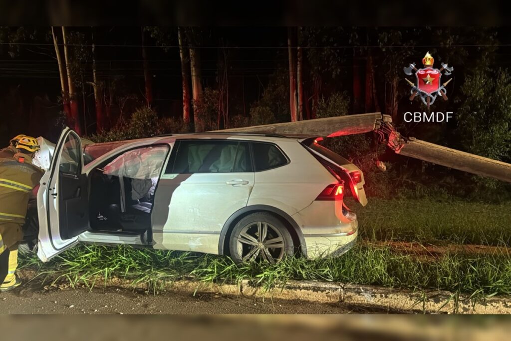 carro-e-poste-ficam-destruidos-apos-acidente-em-rodovia-do-df