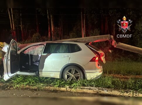 carro-e-poste-ficam-destruidos-apos-acidente-em-rodovia-do-df