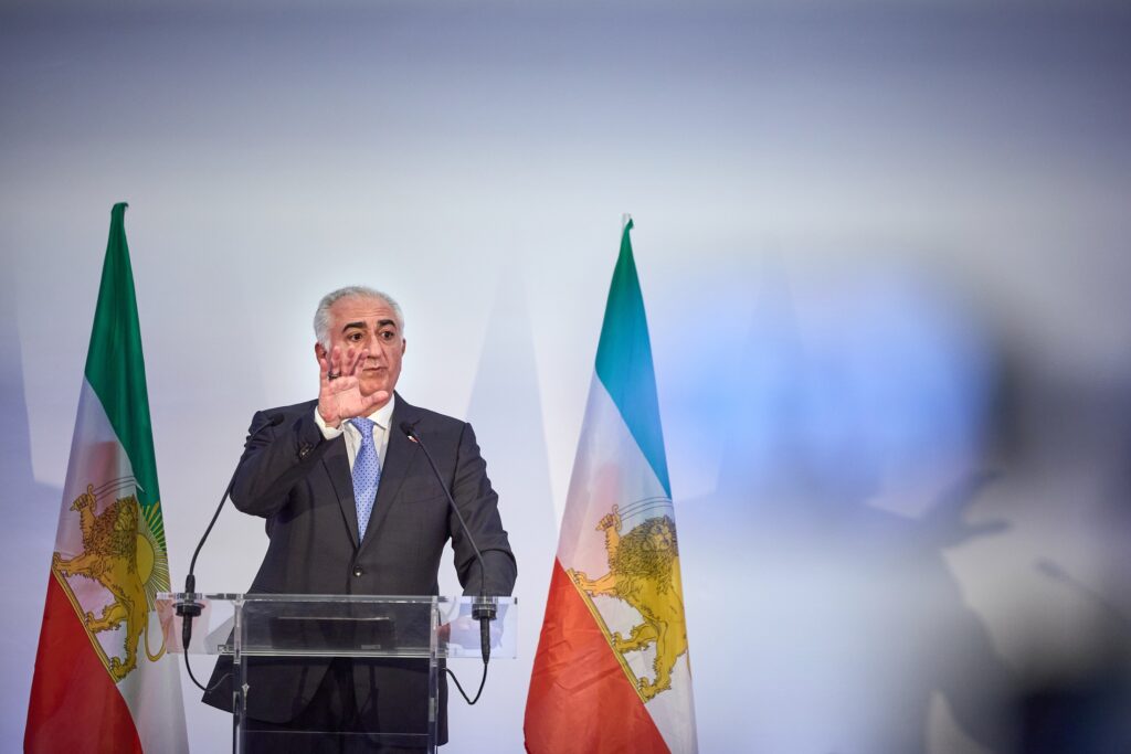 herdeiro-do-ultimo-monarca-do-ira-convoca-greve-geral-no-pais