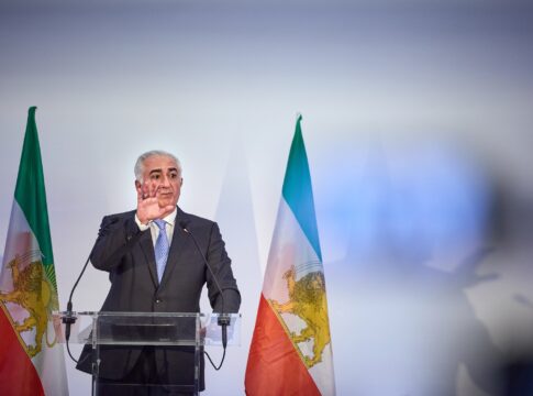 herdeiro-do-ultimo-monarca-do-ira-convoca-greve-geral-no-pais