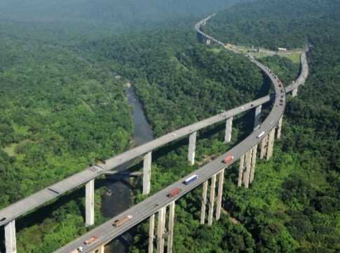 calorao-faz-paulistano-buscar-praia-e-provoca-transito-sentido-litoral