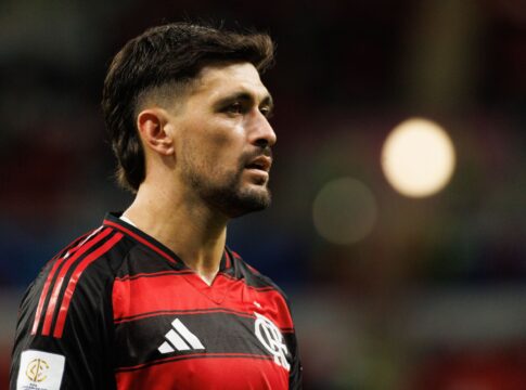 arrascaeta-recebe-trofeu-de-rei-da-america-2025.-veja-video