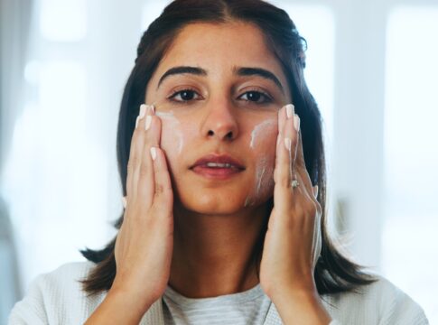 dermatologistas-ensinam-a-aplicacao-ideal-do-protetor-solar