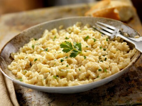 risoto-de-frango-cremoso-transforma-itens-simples-em-prato-completo