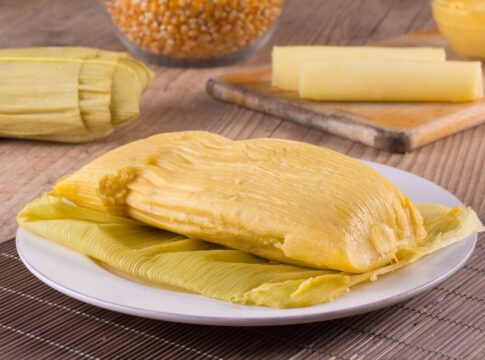 pamonha-doce-caseira-leva-poucos-ingredientes-e-e-gostosa-de-fazer