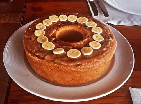 bolo-de-banana-com-farinha-de-rosca-fica-macio-e-perfeito-para-o-cafe