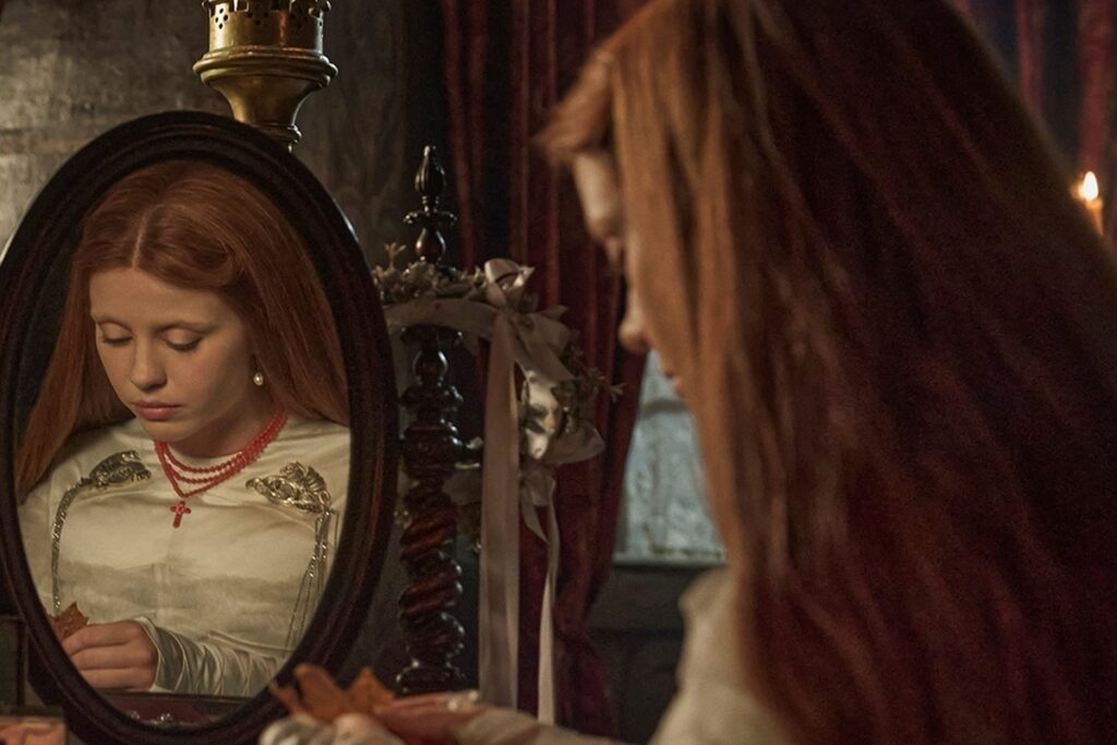 mia-goth-surpreende-por-sua-transformacao-em-frankenstein-de-2025