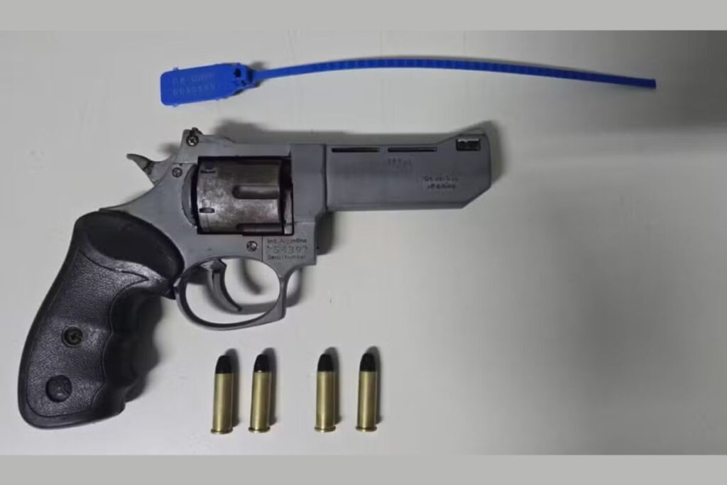 homem-tenta-atirar-em-“amigo”-que-nao-quis-apertar-sua-mao-em-bar