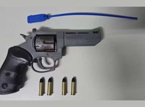 homem-tenta-atirar-em-“amigo”-que-nao-quis-apertar-sua-mao-em-bar