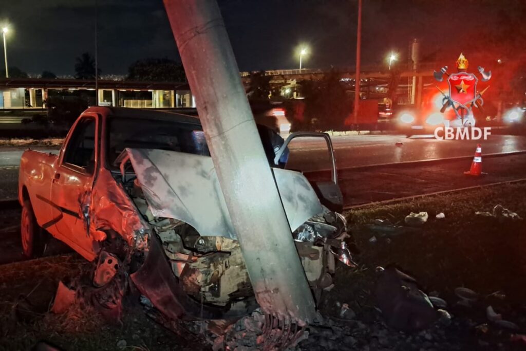 motorista-foge-apos-bater-em-dois-carros-e-colidir-contra-poste-no-df