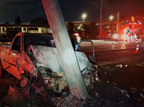 motorista-foge-apos-bater-em-dois-carros-e-colidir-contra-poste-no-df