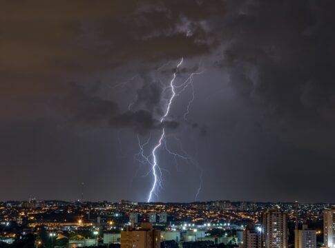 temporais-com-raios-e-ventos-de-100-km/h-atingem-regioes-de-sc