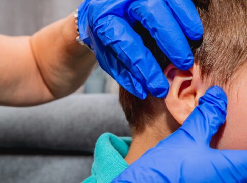 otite-externa:-pediatra-alerta-para-sintomas-conforme-idade-da-crianca