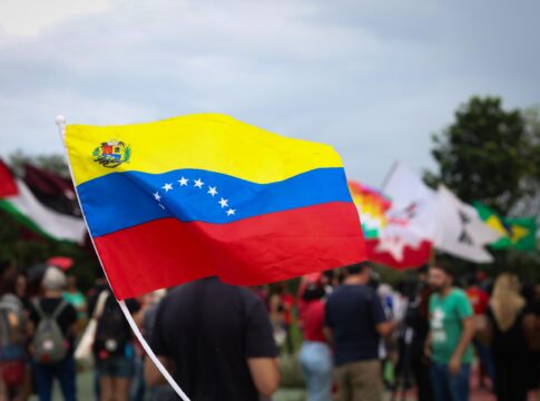 eua-devem-aumentar-retirada-de-sancoes-a-venezuela-por-petroleo