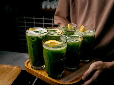 suco-de-limao-com-gengibre-e-erva-cidreira-refresca-e-desincha