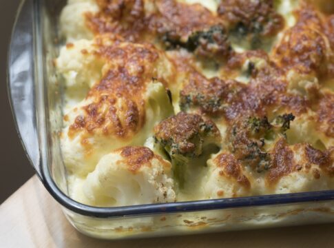 couve-flor-gratinada-e-opcao-saborosa-para-o-almoco-de-domingo