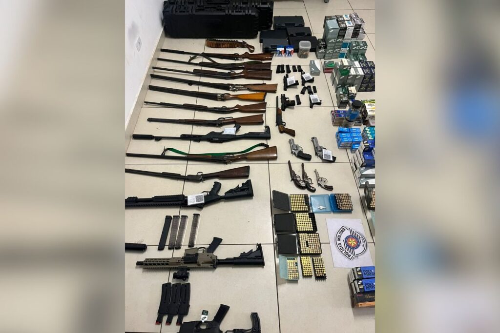 arsenal-em-casa:-denuncia-leva-policia-a-imovel-com-dezenas-de-armas