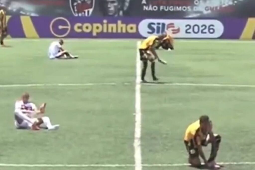 forte-calor-afeta-gramado-sintetico-e-paralisa-partida-na-copinha