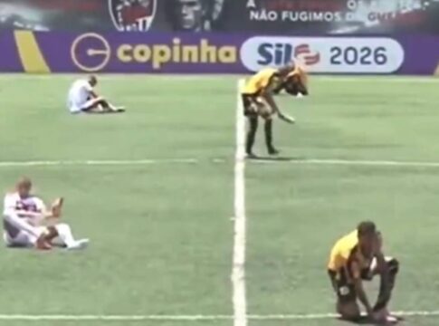 forte-calor-afeta-gramado-sintetico-e-paralisa-partida-na-copinha