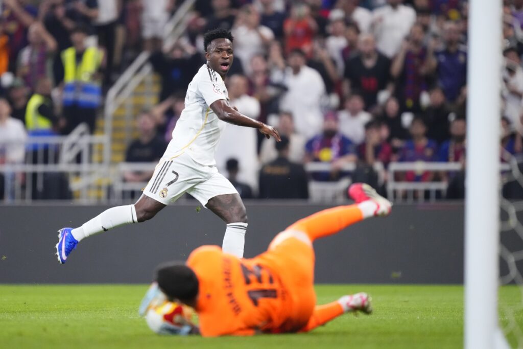 vini-jr.-faz-golaco-na-final-da-supercopa-da-espanha-e-quebra-jejum