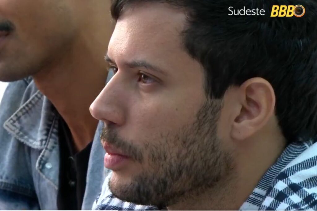 integrante-da-casa-de-vidro-desiste,-volta-atras-e-leva-bronca-ao-vivo