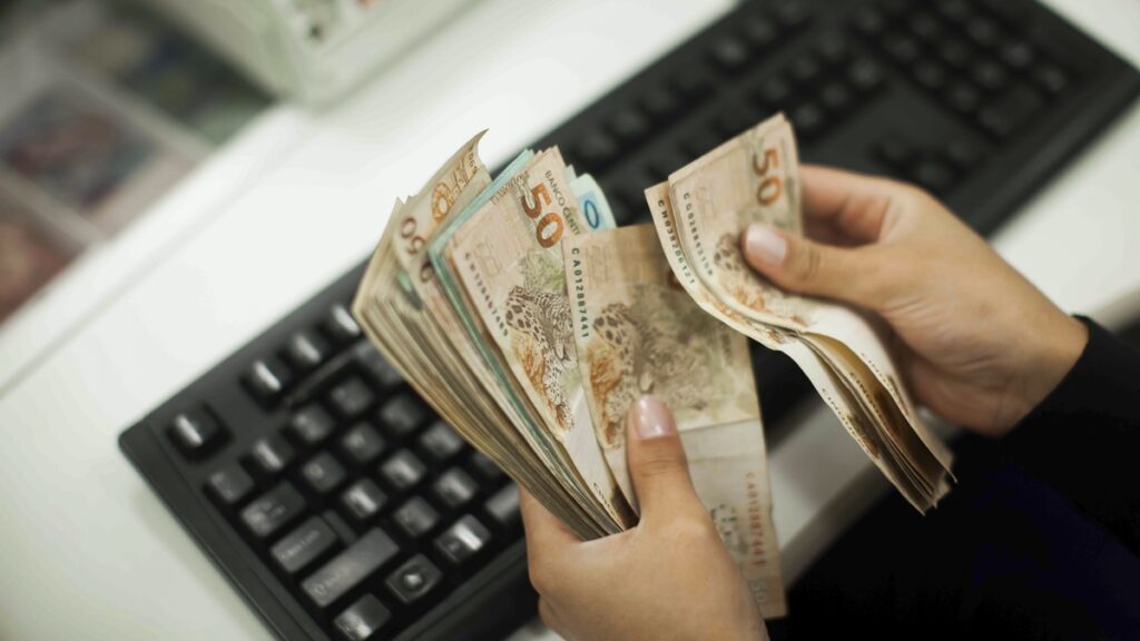 abono-salarial-comeca-a-ser-pago-em-fevereiro;-saiba-se-voce-recebera