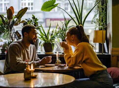 estudo-analisa-como-a-personalidade-influencia-a-forma-de-flertar