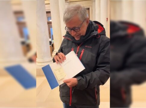 professor-da-unb-se-emociona-ao-ver-livro-dele-em-harvard.-veja-video