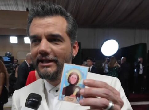 veja-o-santinho-de-fernanda-torres-que-wagner-moura-levou-ao-globo-de-ouro