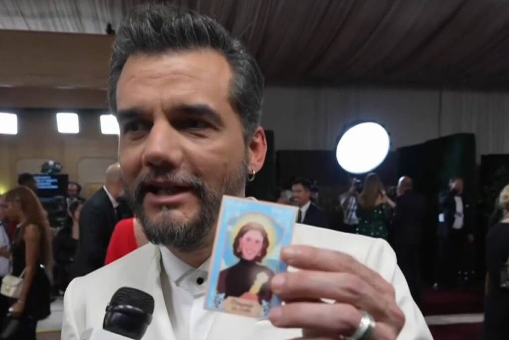 wagner-moura-leva-santinho-de-fernanda-torres-ao-globo-de-ouro-2026