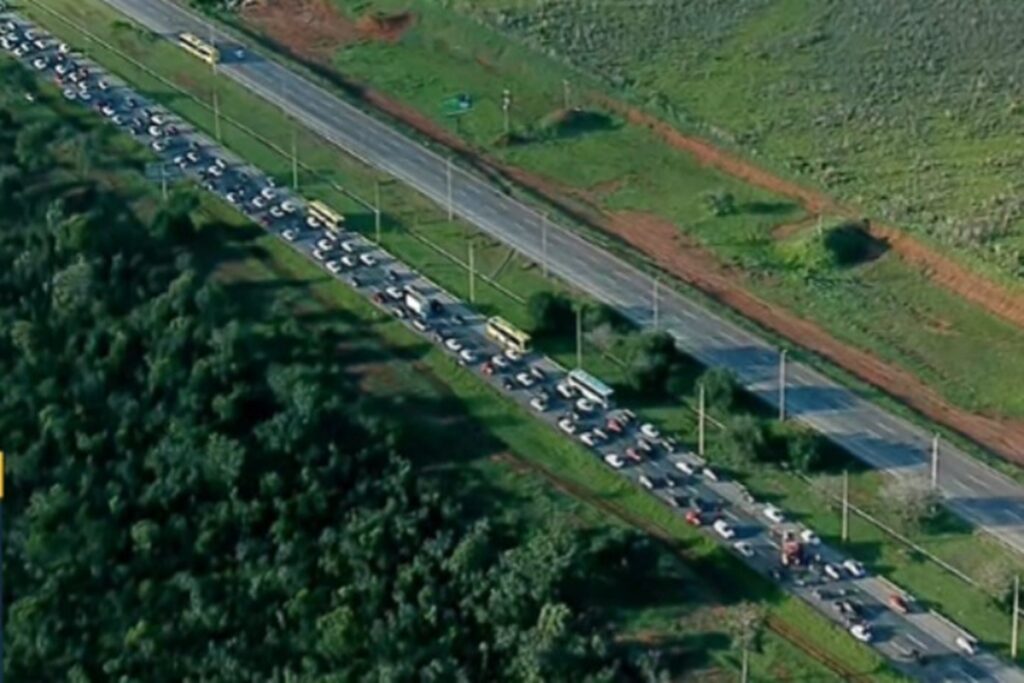 acidentes-na-estrutural-e-na-br-040-causam-transito-quilometrico