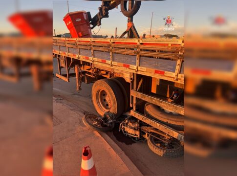 motociclista-morre-em-acidente-com-caminhao-na-via-estrutural