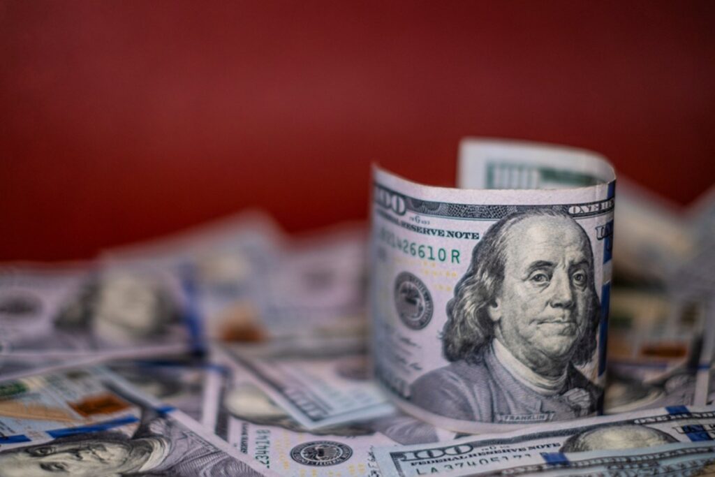 dolar-sobe-e-bolsa-cai-com-fed-sob-ataque-e-reuniao-sobre-banco-master