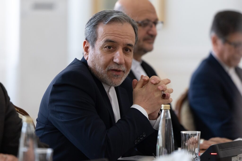 chanceler-diz-que-ira-esta-pronto-para-a-guerra,-mas-aberto-ao-dialogo