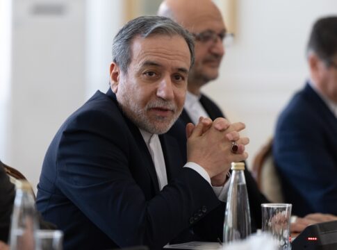 chanceler-diz-que-ira-esta-pronto-para-a-guerra,-mas-aberto-ao-dialogo