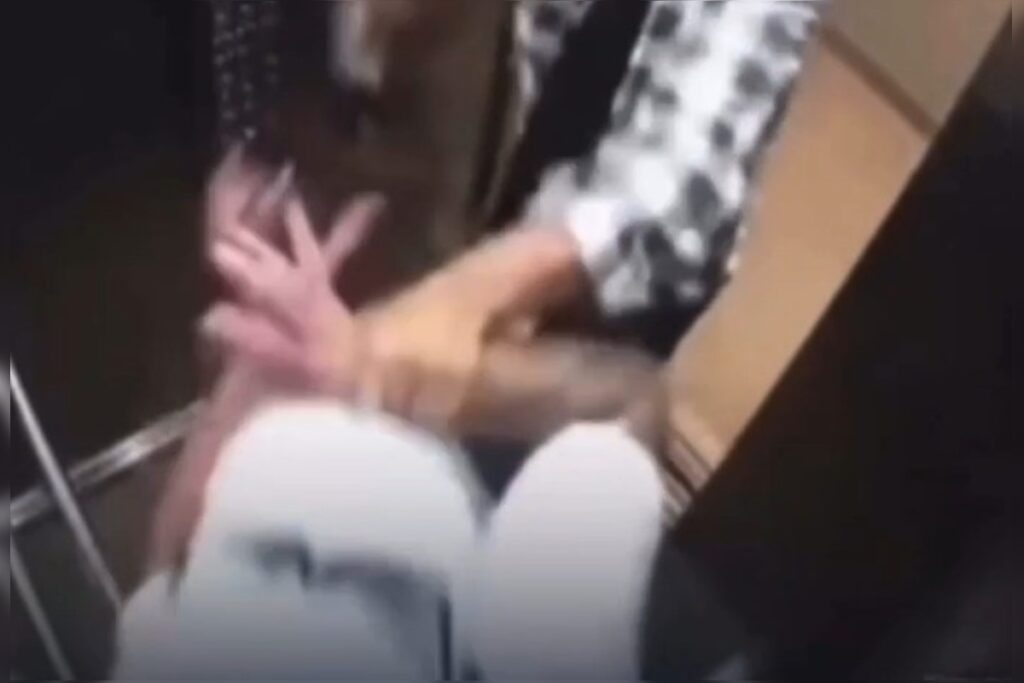 homem-esfaqueia-vizinho-em-elevador;-imagens-mostram-agressao-brutal.-veja-video