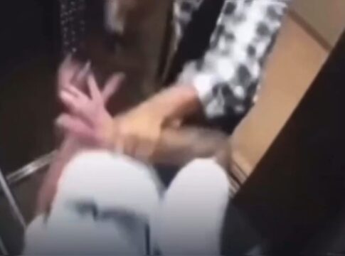homem-esfaqueia-vizinho-em-elevador;-imagens-mostram-agressao-brutal.-veja-video