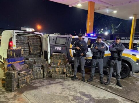 traseira-rebaixada:-pm-suspeita-de-carro-e-acha-1-tonelada-de-droga