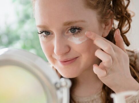 protetor-solar-perto-dos-olhos-pode-causar-problemas,-alerta-medico