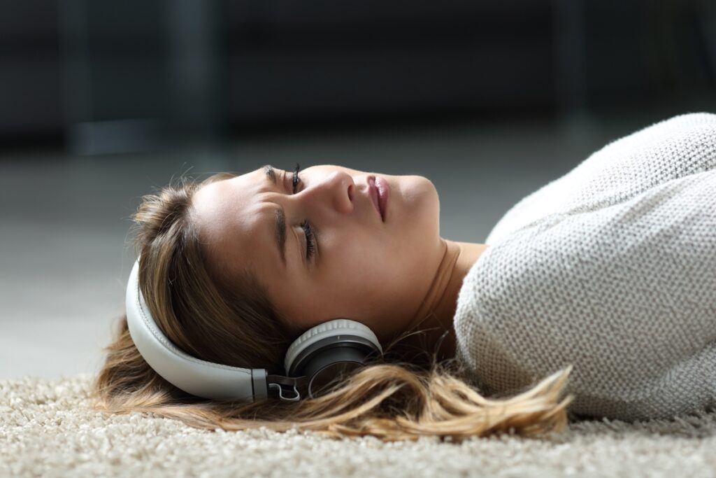 estudo-explica-por-que-algumas-pessoas-nao-sao-felizes-ouvindo-musica